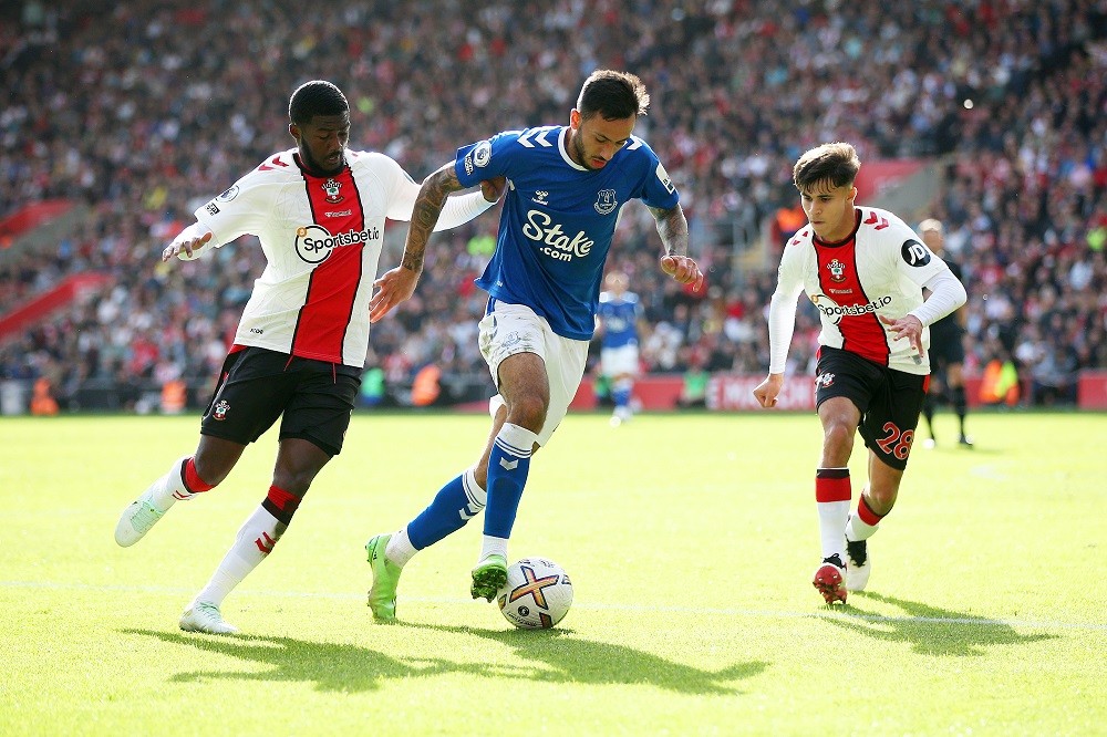SOUTHAMPTON, ENGLAND: Dwight McNeil of Everton is put under pressure by Ainsley Maitland-Niles and Juan Larios of Southampton during the Premier League match between Southampton FC and Everton FC at Friends Provident St. Mary's Stadium on October 01, 2022. (Photo by Steve Bardens/Getty Images)
