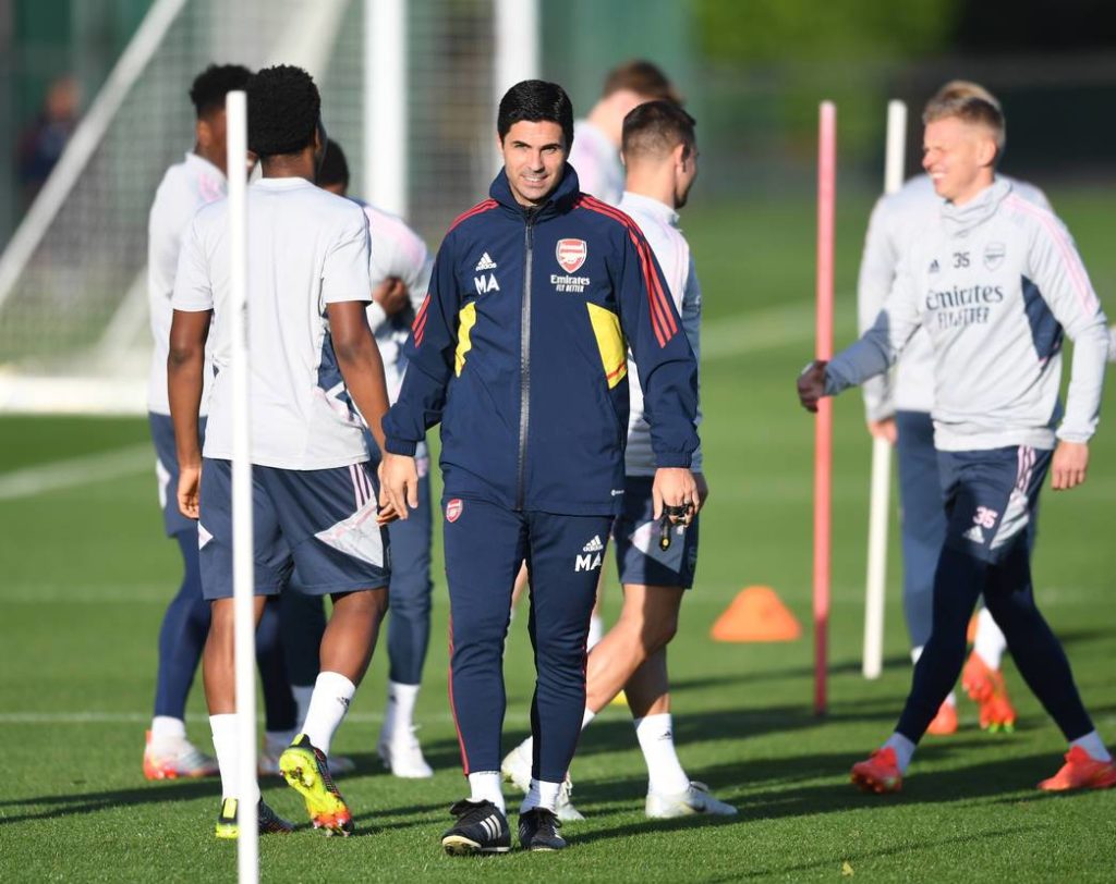 Mikel Arteta and the squad in training (Photo via Arsenal.com)