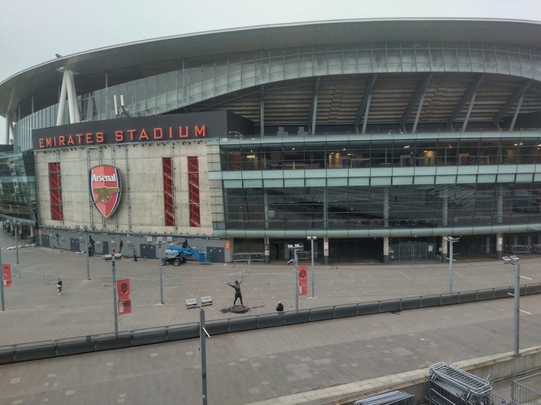 The Emirates Stadium after the exterior artwork was removed (Photo via Tony Woodhouse on Twitter)