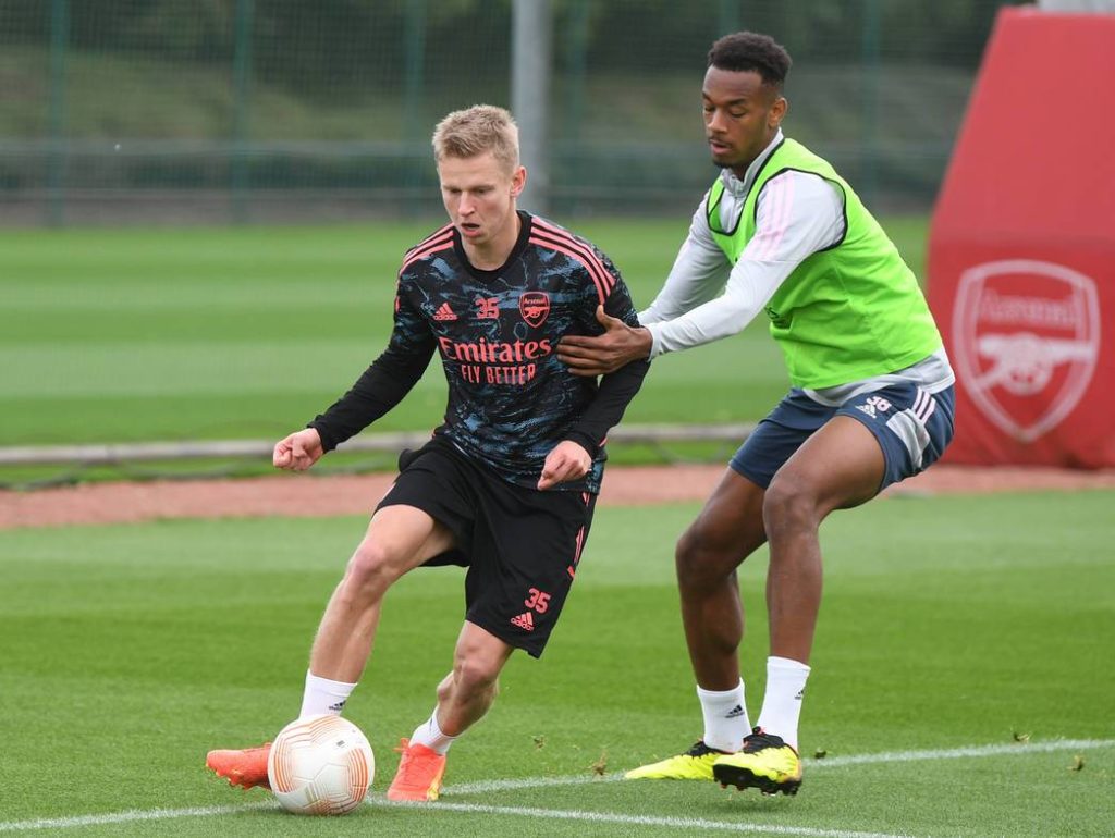 Oleksandr Zinchenko and Zach Awe compete for the ball in training with Arsenal (Photo via Arsenal.com)