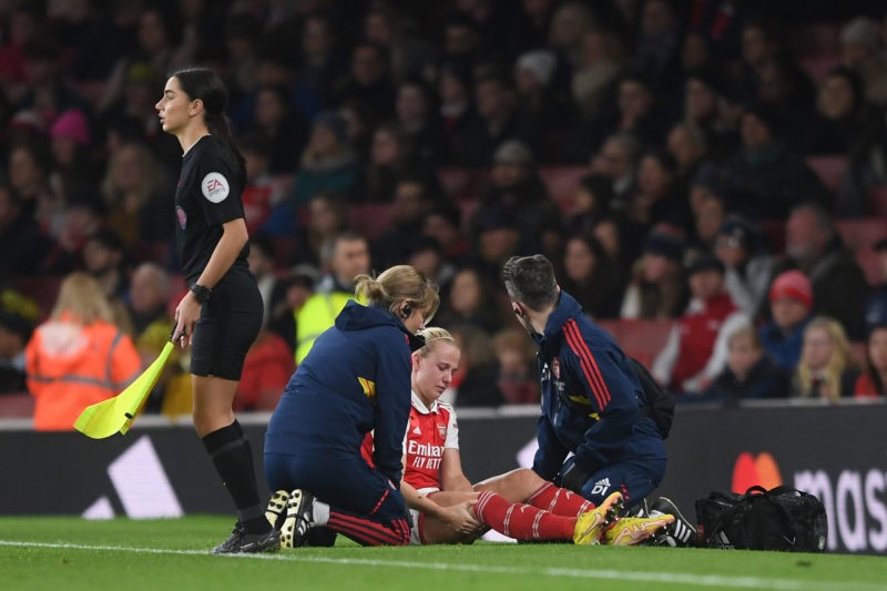 LONDON, ENGLAND - NOVEMBER 19: Beth Mead of Arsenal receives medical treatment during the FA Women's Super League match between Arsenal and Manchester United at Emirates Stadium on November 19, 2022 in London, England. (Photo by Harriet Lander/Getty Images)