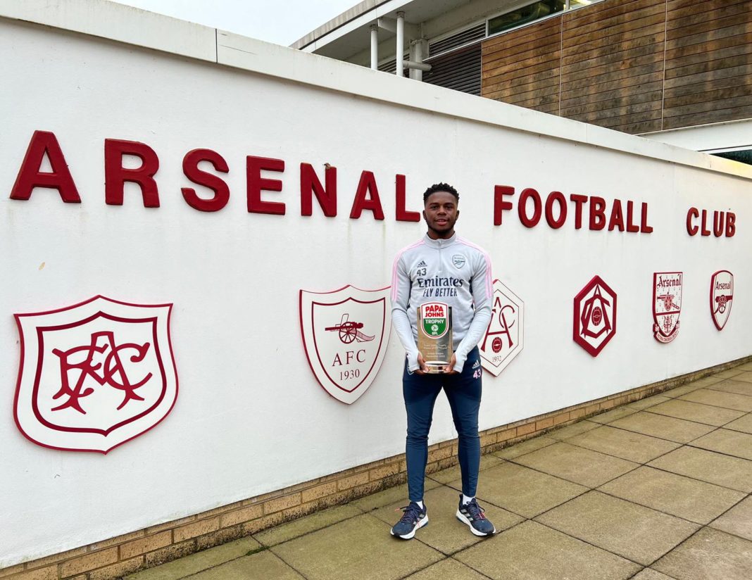 Nathan Butler-Oyedeji with the EFL Trophy Player of the Group Stage award (Photo via Arsenal Academy on Twitter)