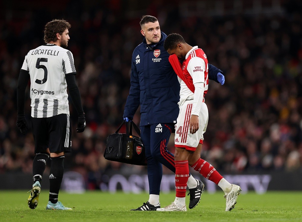 LONDON, ENGLAND: Reiss Nelson of Arsenal leaves the pitch with a leg injury during the friendly between Arsenal and Juventus at Emirates Stadium on December 17, 2022. (Photo by Ryan Pierse/Getty Images)