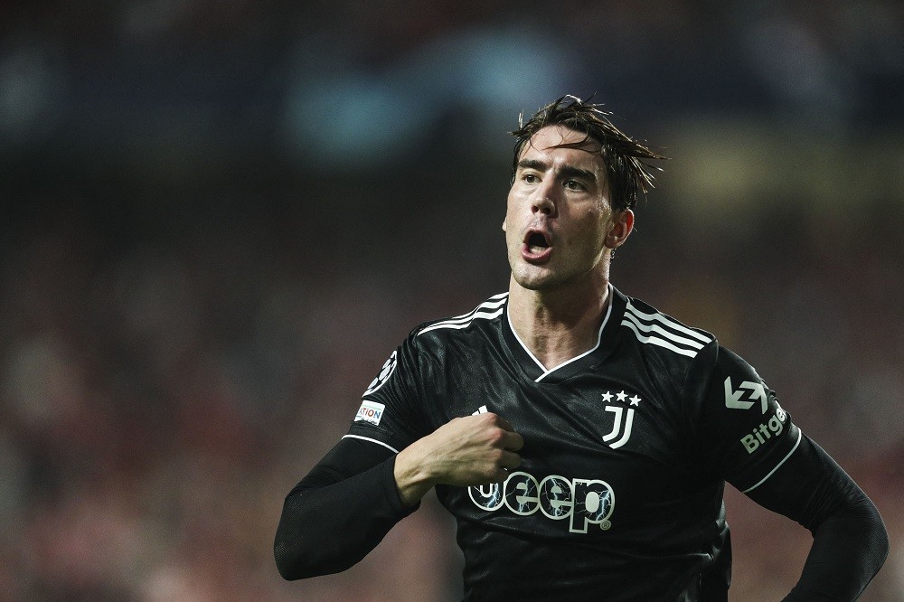 Juventus' Serbian forward Dusan Vlahovic celebrates after scoring his team's first goal during the UEFA Champions League 2nd round group H football match between SL Benfica and Juventus FC, at the Luz stadium in Lisbon on October 25, 2022. (Photo by CARLOS COSTA/AFP via Getty Images)