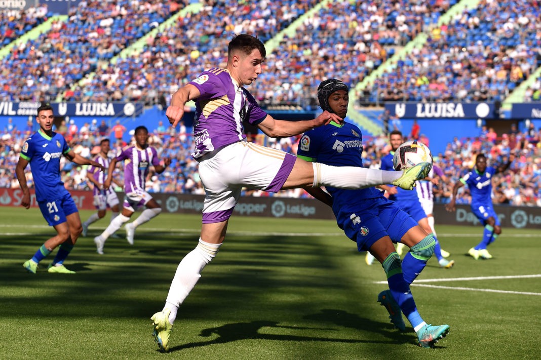 GETAFE, SPAIN: Ivan Fresneda of Real Valladolid CF passes while under pressure from Gaston Alvarez of Getafe CF during the LaLiga Santander match between Getafe CF and Real Valladolid CF at Coliseum Alfonso Perez on October 01, 2022. (Photo by Denis Doyle/Getty Images)