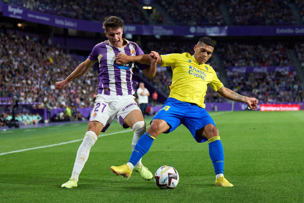 VALLADOLID, SPAIN: Ivan Fresneda of Real Valladolid competes for the ball with Brian Ocampo of Cadiz CF during the LaLiga Santander match between Real Valladolid CF and Cadiz CF at Estadio Municipal Jose Zorrilla on September 16, 2022. (Photo by Angel Martinez/Getty Images)