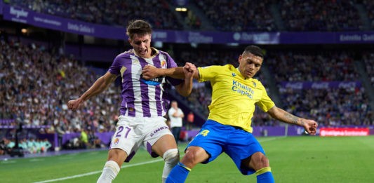 VALLADOLID, SPAIN: Ivan Fresneda of Real Valladolid competes for the ball with Brian Ocampo of Cadiz CF during the LaLiga Santander match between Real Valladolid CF and Cadiz CF at Estadio Municipal Jose Zorrilla on September 16, 2022. (Photo by Angel Martinez/Getty Images)