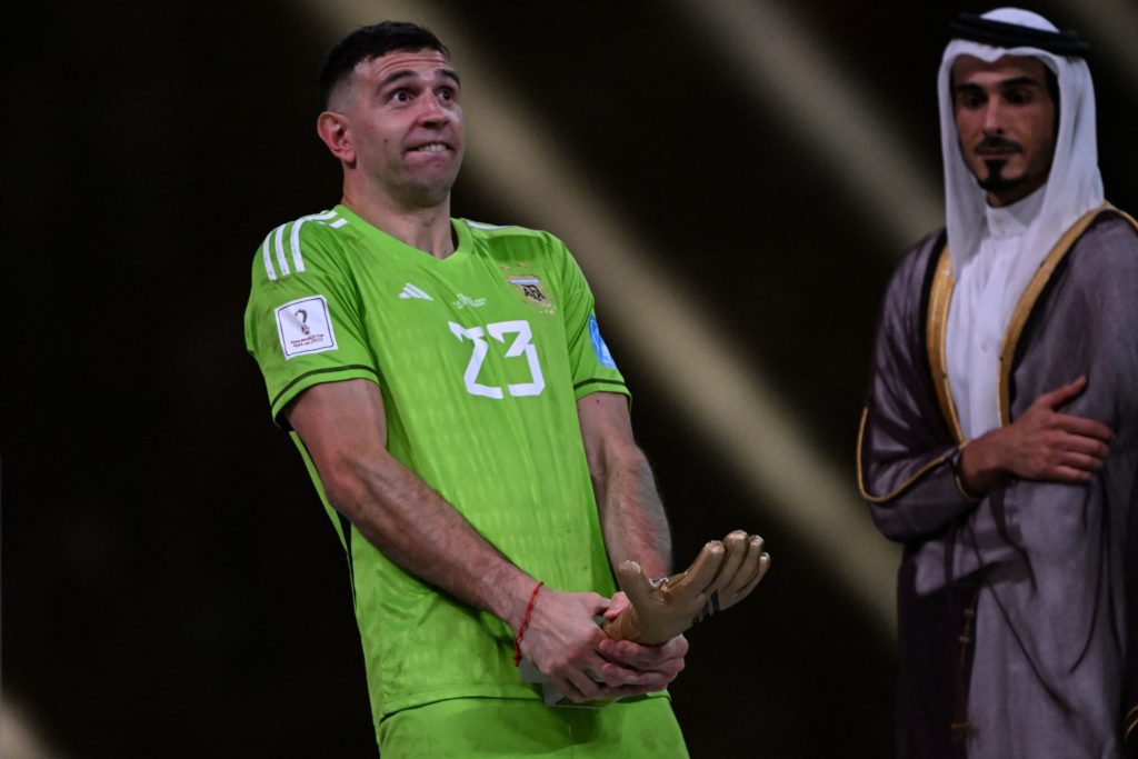 TOPSHOT - Argentina's goalkeeper #23 Emiliano Martinez poses with the FIFA Golden Glove award during the trophy ceremony at the end of the Qatar 2022 World Cup final football match between Argentina and France at Lusail Stadium in Lusail, north of Doha on December 18, 2022. (Photo by KIRILL KUDRYAVTSEV/AFP via Getty Images)