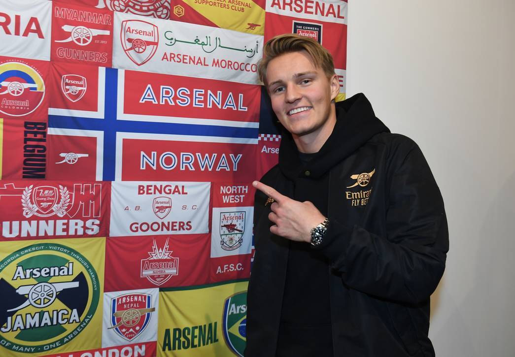 Martin Odegaard points to Arsenal Norway during the Emirates Stadium artwork unveiling (Photo via Arsenal.com)