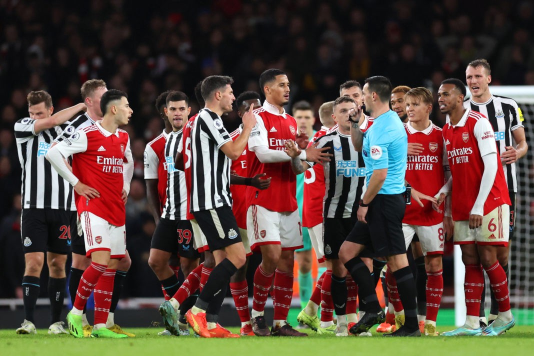 LONDON, ENGLAND - JANUARY 03: Arsenal players surround the Referee Andy Madley after a late penalty appeal during the Premier League match between Arsenal FC and Newcastle United at Emirates Stadium on January 03, 2023 in London, England. (Photo by Julian Finney/Getty Images)