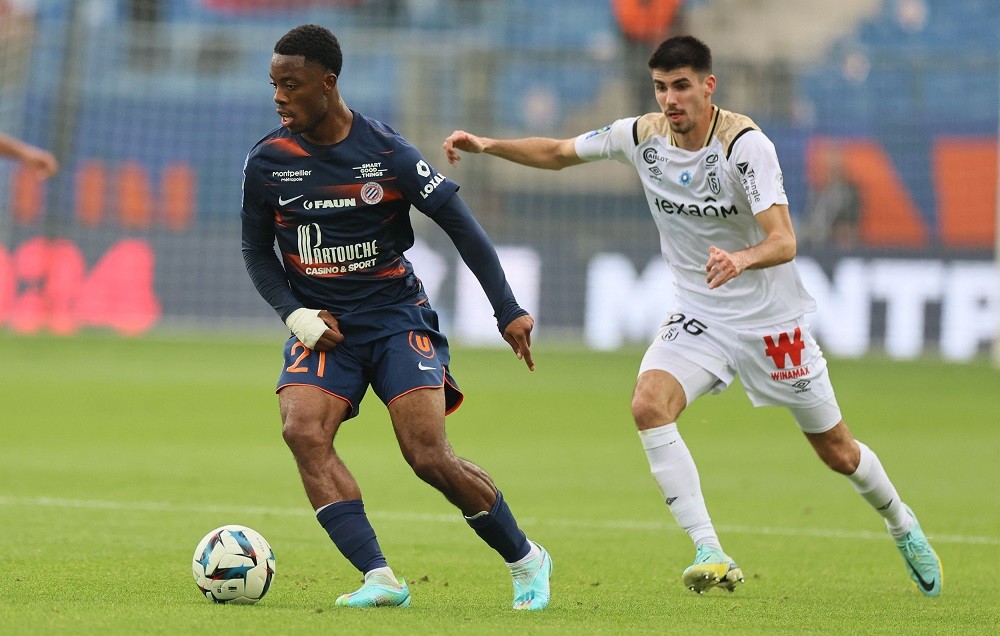 Montpellier's French forward Sepe Elye Wahi (left) with Reims' Belgian defender Thibault de Smet (right) during the French L1 football match between Montpellier Herault SC and Reims at Mosson Stadium in Montpellier, southern France, on 13 November fighting for the ball.  2022. (Photo: PASCAL GUYOT/AFP via Getty Images)