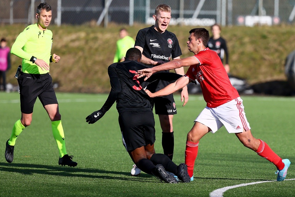 IKAST, DENMARK: Araújo Henrique Pereira (R) of SL Benfica pushes Diomande Ousmane (L) of FC Midtjylland to the ground during the UEFA Youth League Round Of Sixteen match between FC Midtjylland and SL Benfica at Ikast Stadion on March 02, 2022. (Photo by Martin Rose/Getty Images)