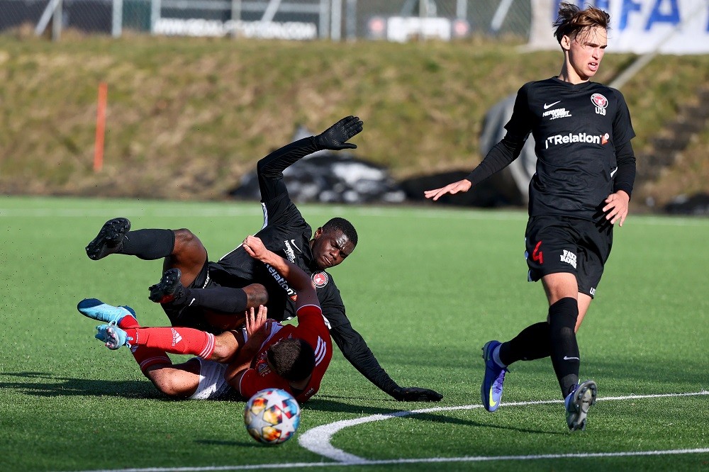 IKAST, DENMARK: Araújo Henrique Pereira of SL Benfica is challenged by Diomande Ousmane of FC Midtjylland during the UEFA Youth League Round Of Sixteen match between FC Midtjylland and SL Benfica at Ikast Stadion on March 02, 2022. (Photo by Martin Rose/Getty Images)