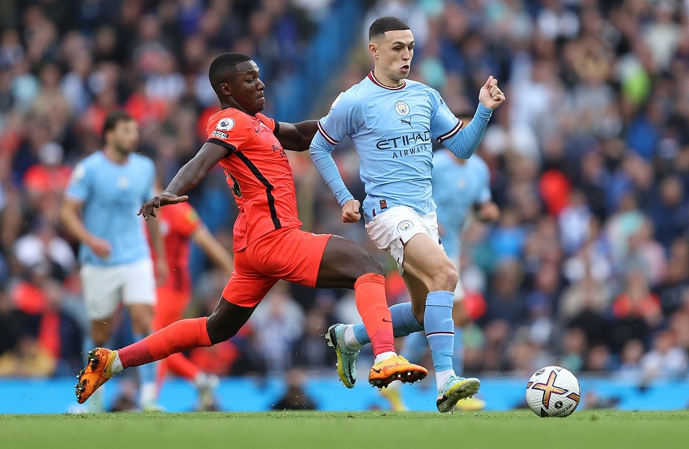 MANCHESTER, ENGLAND: Phil Foden of Manchester City battles with Moises Caicedo of Brighton during the Premier League match between Manchester City and Brighton & Hove Albion at Etihad Stadium on October 22, 2022. (Photo by Julian Finney/Getty Images)
