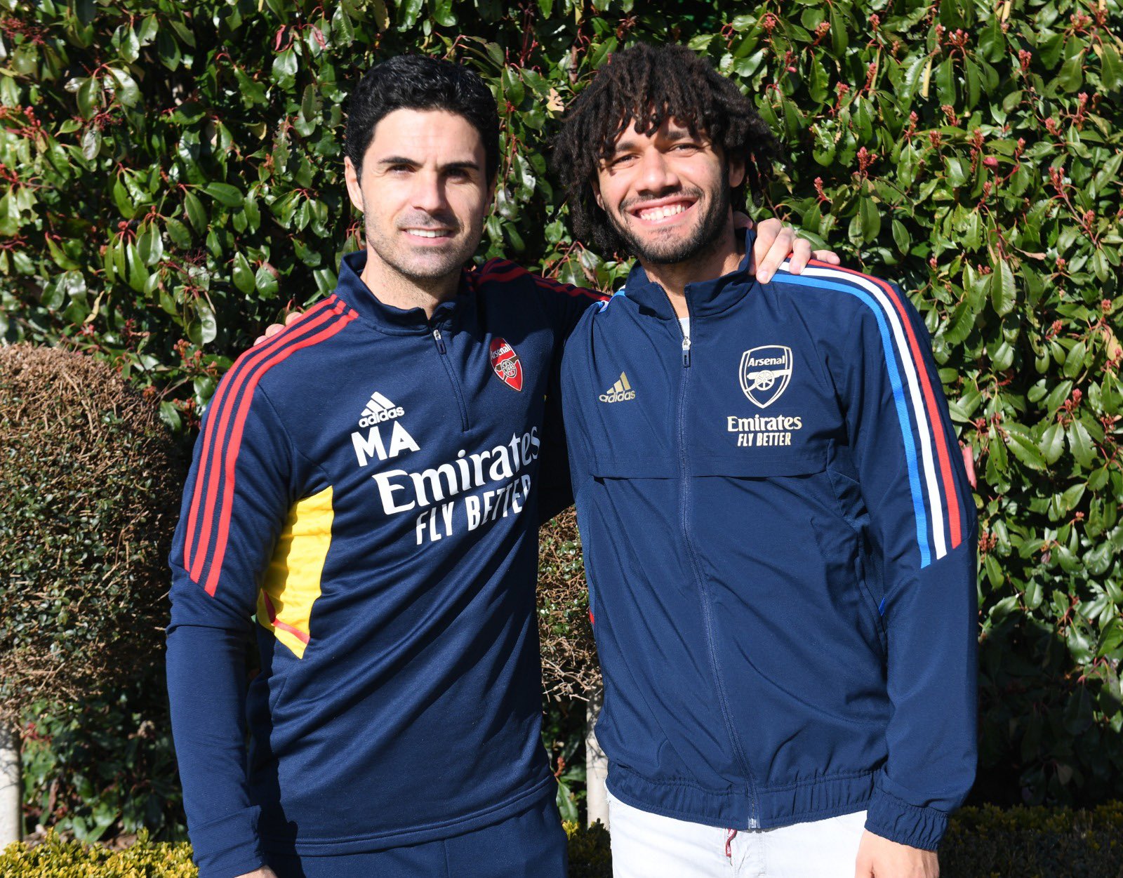 Mohamed Elneny with Mikel Arteta after signing a new contract with Arsenal (Photo via Elneny on Twitter)