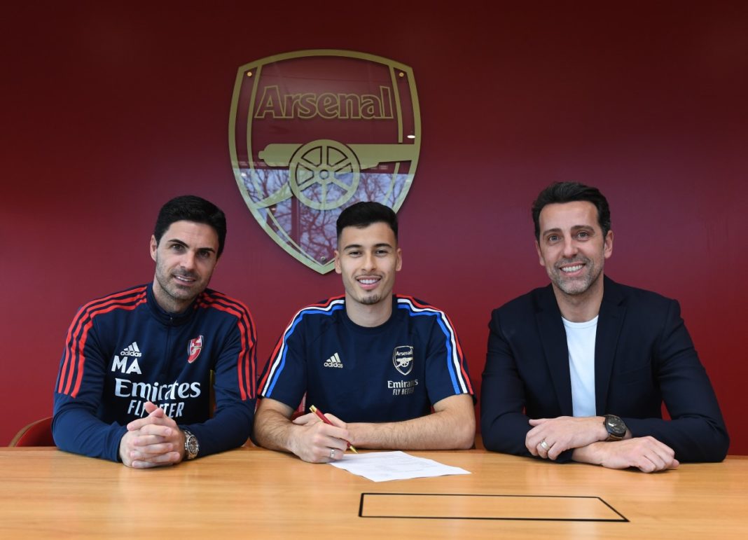 Gabriel Martinelli signs his new contract with Mikel Arteta and Edu Gaspar (Photo via Arsenal on Twitter)