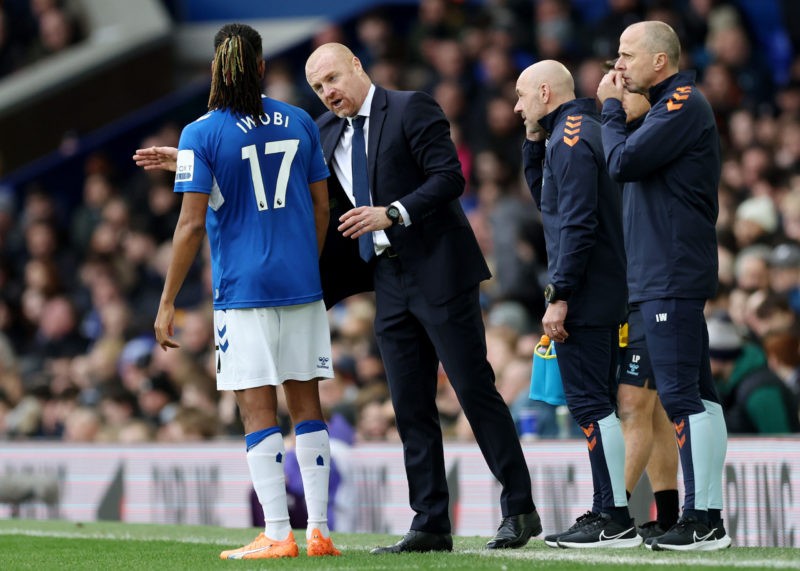 LIVERPOOL, ENGLAND - FEBRUARY 04: Sean Dyche, Manager of Everton, interacts with Alex Iwobi of Everton during the Premier League match between Everton FC and Arsenal FC at Goodison Park on February 04, 2023 in Liverpool, England. (Photo by Clive Brunskill/Getty Images)