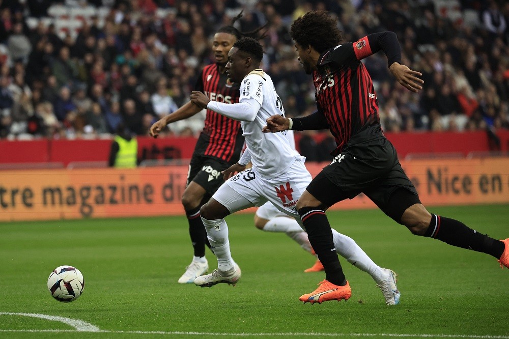 Reims' English forward Folarin Balogun (C) fights for the ball with Nice's Brazilian defender Dante (R) during the French L1 football match between OGC Nice and Stade de Reims at the Allianz Riviera Stadium in Nice, south-eastern France, on February 18, 2023. (Photo by VALERY HACHE/AFP via Getty Images)
