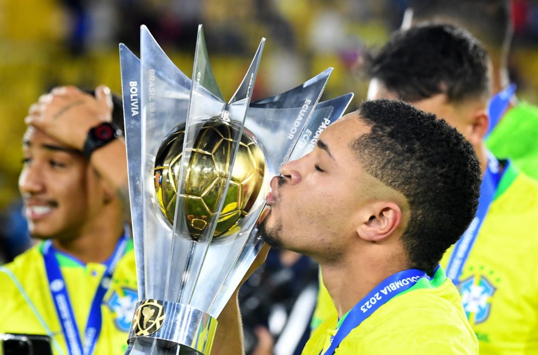 Brazil's Vitor Roque kisses the trophy after winning the South American U-20 football championship after defeating Uruguay 2-0 in their final round match, at El Campin stadium in Bogota, on February 12, 2023. (Photo by DANIEL MUNOZ / AFP) (Photo by DANIEL MUNOZ/AFP via Getty Images)