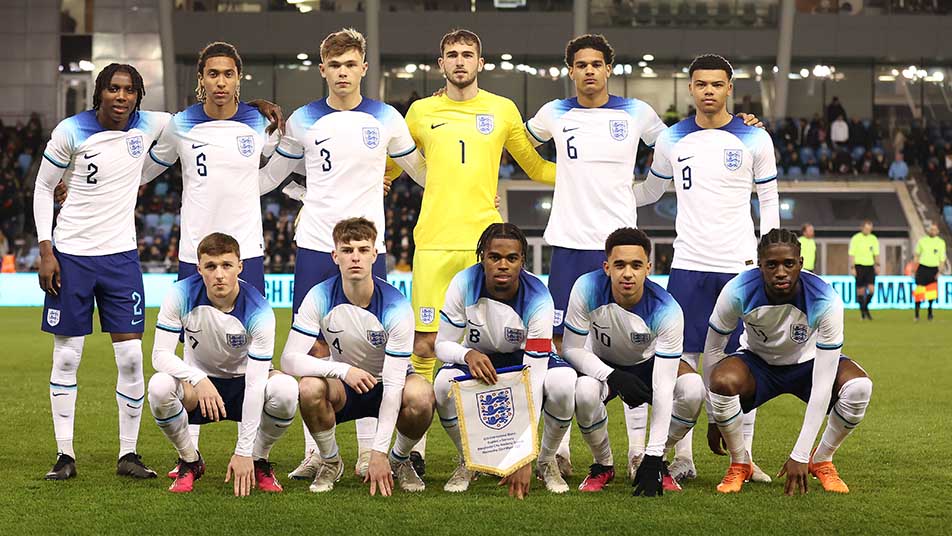 MANCHESTER, ENGLAND: Players of England including Brooke Norton-Cuffy (L) pose for a team photograph prior to the International Friendly match between England and Germany at Manchester City Academy Stadium on March 22, 2023 in Manchester, England. (Photo by Naomi Baker - The FA/The FA via Getty Images)