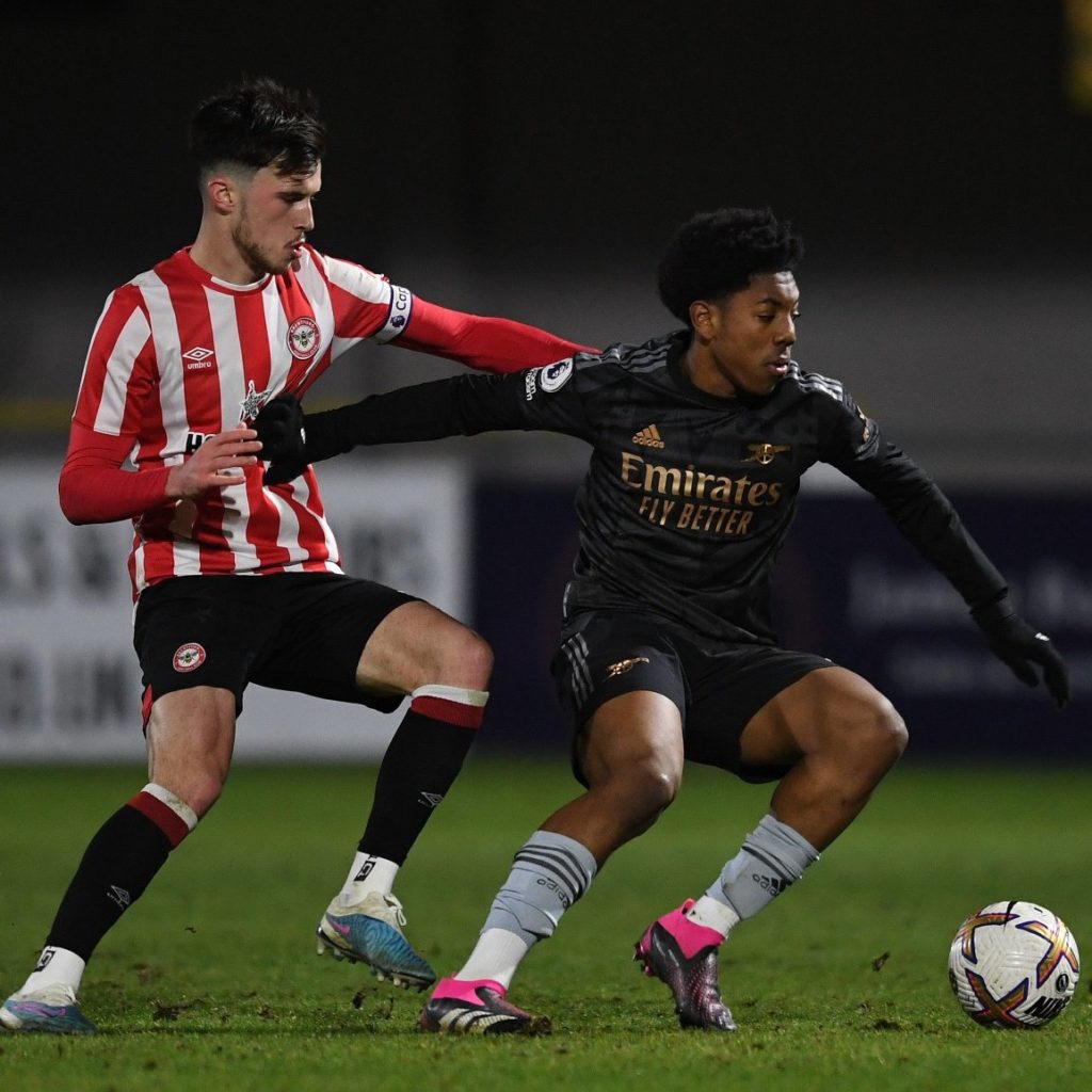 Myles Lewis-Skelly runs with the ball with the Arsenal u21s vs Brentford B (Photo via Arsenal Academy on Twitter)