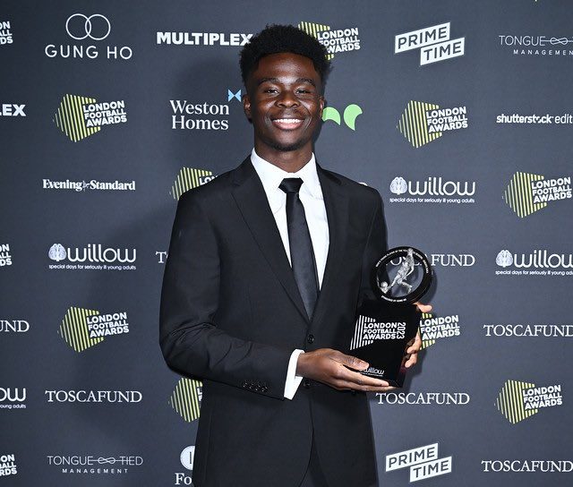Bukayo Saka with the Young Player of the Year award at the London Football Awards for 2023 (Photo via TheLFAOfficial)
