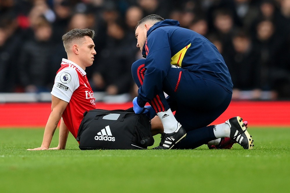 LONDON, ENGLAND: Leandro Trossard of Arsenal receives medical treatment during the Premier League match between Arsenal FC and AFC Bournemouth at Emirates Stadium on March 04, 2023. (Photo by Shaun Botterill/Getty Images)