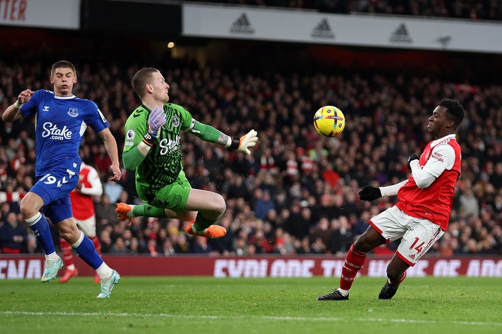 LONDON, ENGLAND: Eddie Nketiah of Arsenal shoots as Jordan Pickford of Everton attempts to save during the Premier League match between Arsenal FC and Everton FC at Emirates Stadium on March 01, 2023. (Photo by Julian Finney/Getty Images)