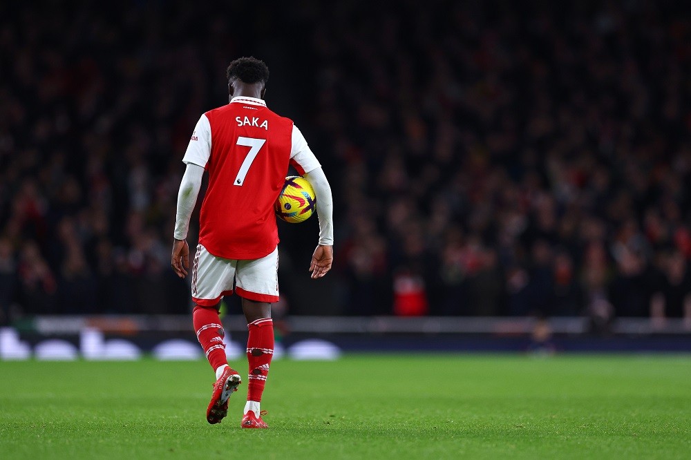 LONDON, ENGLAND: Bukayo Saka of Arsenal controls walks away whilst holding the ball during the Premier League match between Arsenal FC and Everton FC at Emirates Stadium on March 01, 2023. (Photo by Clive Rose/Getty Images)