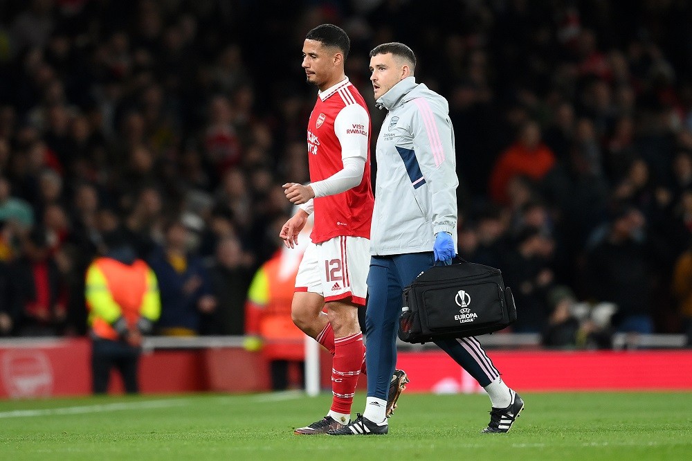 LONDON, ENGLAND: William Saliba of Arsenal leaves the pitch after picking up an injury during the UEFA Europa League round of 16 leg two match between Arsenal FC and Sporting CP at Emirates Stadium on March 16, 2023. (Photo by Shaun Botterill/Getty Images)