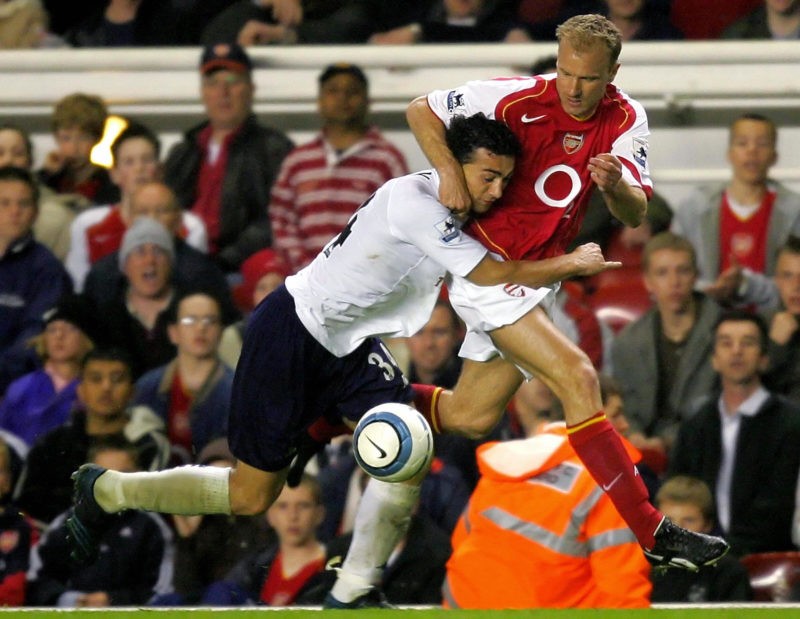 LONDON, UNITED KINGDOM:  Arsenal's Dennis Bergkamp (R) vies for the ball with Stephen Kelly of Tottenham during a premiership match at Highbury in north London, 25 April  2005. Arsenal defeated Tottenham 1-0 (Photo credit should read ODD ANDERSEN/AFP via Getty Images)