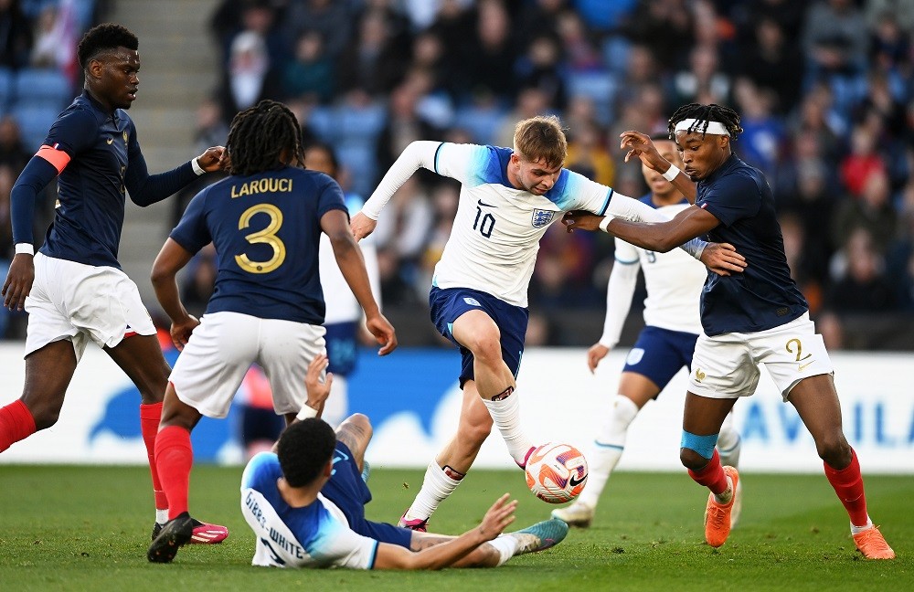 LEICESTER, ENGLAND: Emile Smith Rowe of England U21 is tackled by Mohamed Simakan of France U21 during the International Friendly match between England U21 and France U21 at The King Power Stadium on March 25, 2023. (Photo by Gareth Copley/Getty Images)