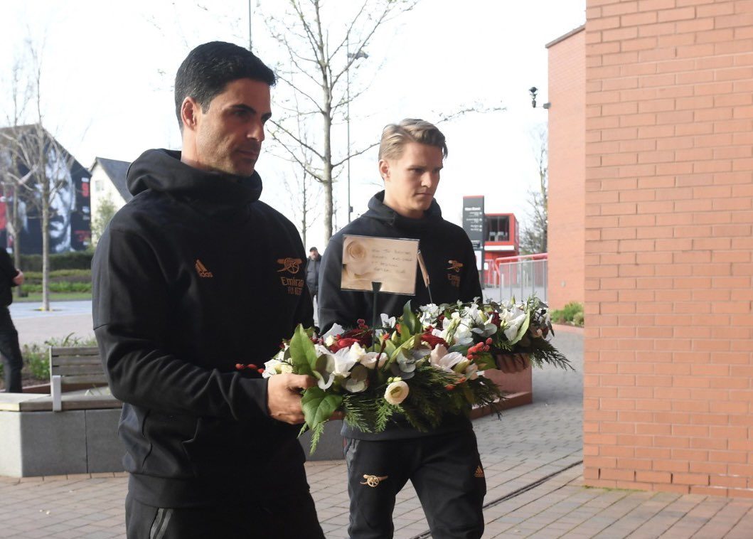 Mikel Arteta and Martin Odegaard pay tribute to the victims of the Hillsborough disaster (Photo via Arsenal on Twitter)