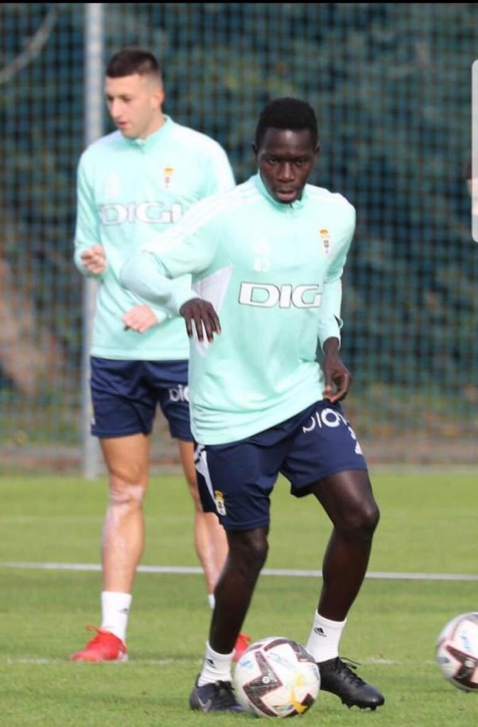Mohamed Lamine Gueye with the Real Oviedo first team in training (Photo via wiwsport)