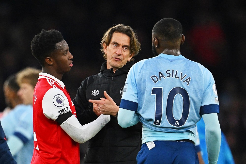 LONDON, ENGLAND: Thomas Frank, Manager of Brentford and Josh Dasilva of Brentford talk to Eddie Nketiah of Arsenal following the Premier League match between Arsenal FC and Brentford FC at Emirates Stadium on February 11, 2023. (Photo by Clive Mason/Getty Images)