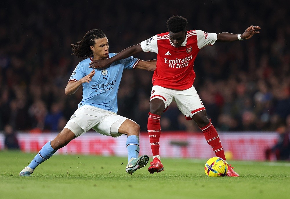 LONDON, ENGLAND: Bukayo Saka of Arsenal battles with Nathan Ake of Manchester City during the Premier League match between Arsenal FC and Manchester City at Emirates Stadium on February 15, 2023. (Photo by Julian Finney/Getty Images)