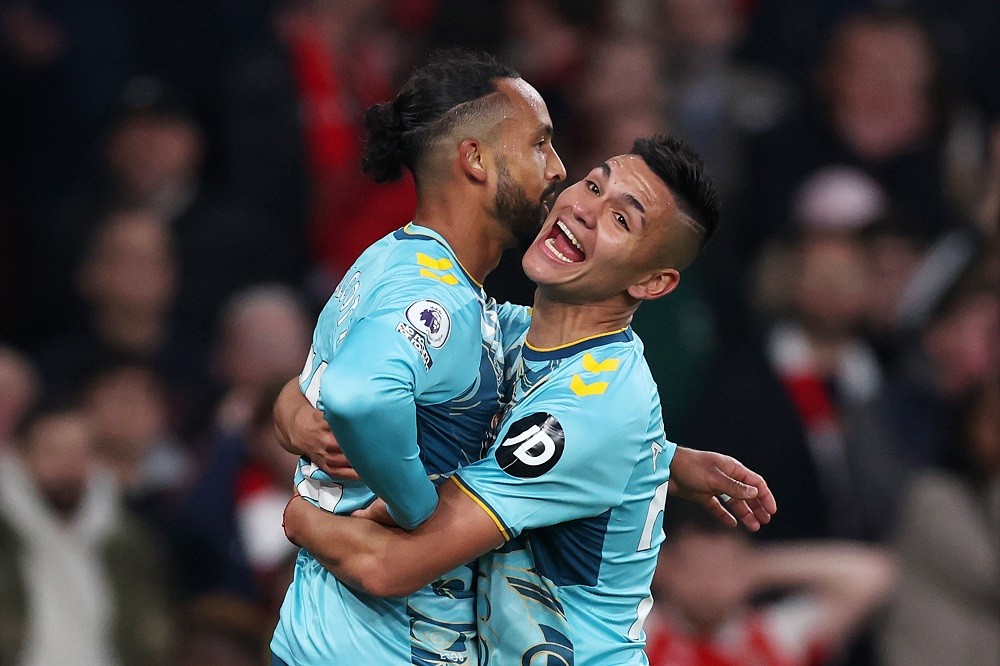 LONDON, ENGLAND: Theo Walcott of Southampton (L) celebrates with teammate Carlos Alcaraz after scoring the team's second goal during the Premier League match between Arsenal FC and Southampton FC at Emirates Stadium on April 21, 2023. (Photo by Julian Finney/Getty Images)