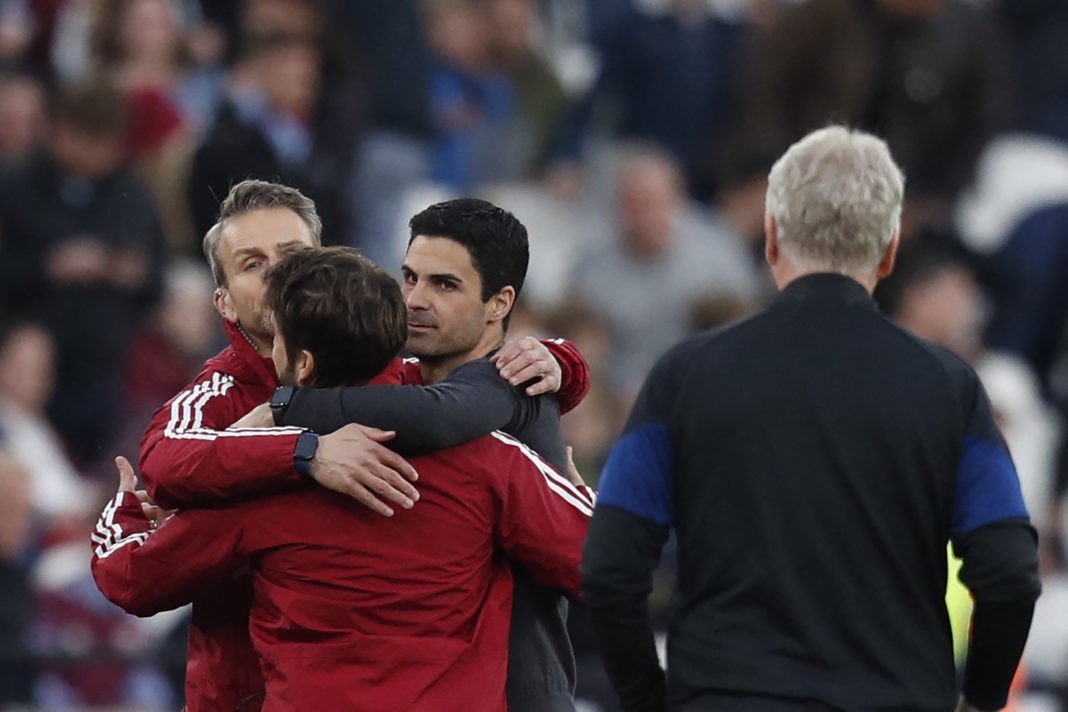 Arsenal's Spanish manager Mikel Arteta (C) celebrates as he looks at West Ham United's Scottish manager David Moyes (L) at the end of the English Premier League football match between West Ham United and Arsenal at the London Stadium, in London on May 1, 2022.(Photo by IAN KINGTON/IKIMAGES/AFP via Getty Images)