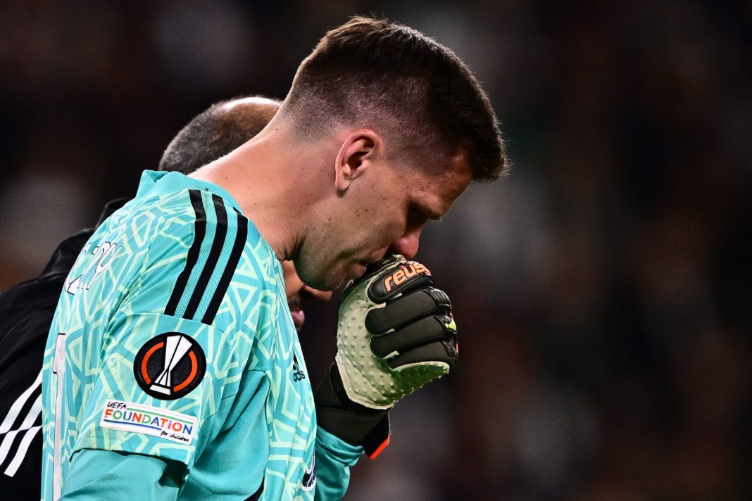 Juventus' Polish goalkeeper Wojciech Szczesny leaves the pitch after suffering a chest pain during the UEFA Europa League quarter-finals first leg football match between Juventus and Sporting CP, on April 13, 2023 at the Juventus stadium in Turin. (Photo by Marco BERTORELLO / AFP) (Photo by MARCO BERTORELLO/AFP via Getty Images)