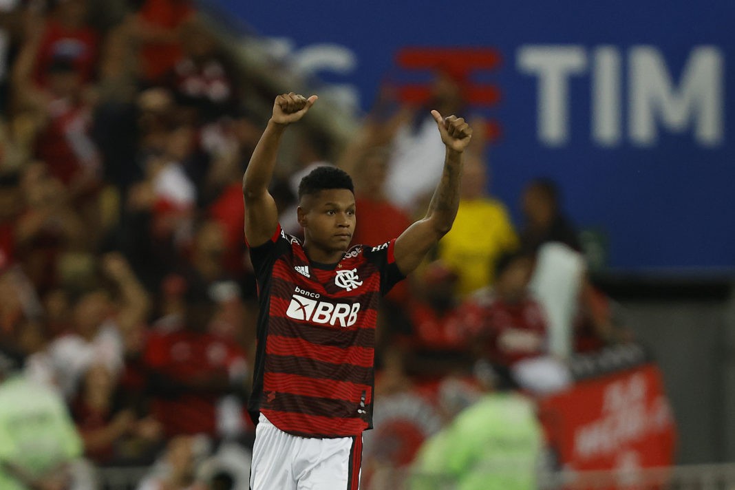 RIO DE JANEIRO, BRAZIL - NOVEMBER 02: Matheus França of Flamengo celebrates after scoring the first goal of his team during a match between Flamengo and Corinthians as part of Brasileirao 2022 at Maracana Stadium on November 2, 2022 in Rio de Janeiro, Brazil. (Photo by Wagner Meier/Getty Images)