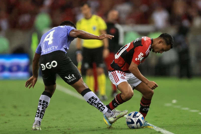 RIO DE JANEIRO, BRAZIL - FEBRUARY 28: Anthony Landázuri of Independiente del Valle competes for the ball with Matheus Gonçalves of Flamengo during the second leg of the CONMEBOL Recopa Sudamericana 2023 between Flamengo and Independiente del Valle at Maracana Stadium on February 28, 2023 in Rio de Janeiro, Brazil. (Photo by Buda Mendes/Getty Images)