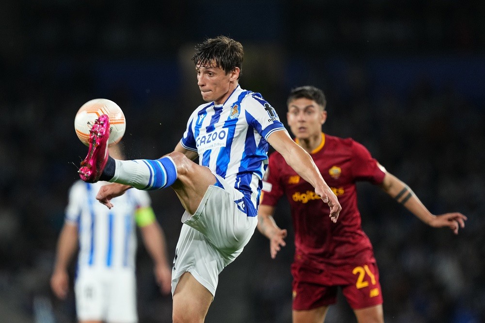 SAN SEBASTIAN, SPAIN: Robin Le Normand of Real Sociedad controls the ball during the UEFA Europa League round of 16 second-leg match between Real Sociedad and AS Roma at Reale Arena on March 16, 2023. (Photo by Juan Manuel Serrano Arce/Getty Images)