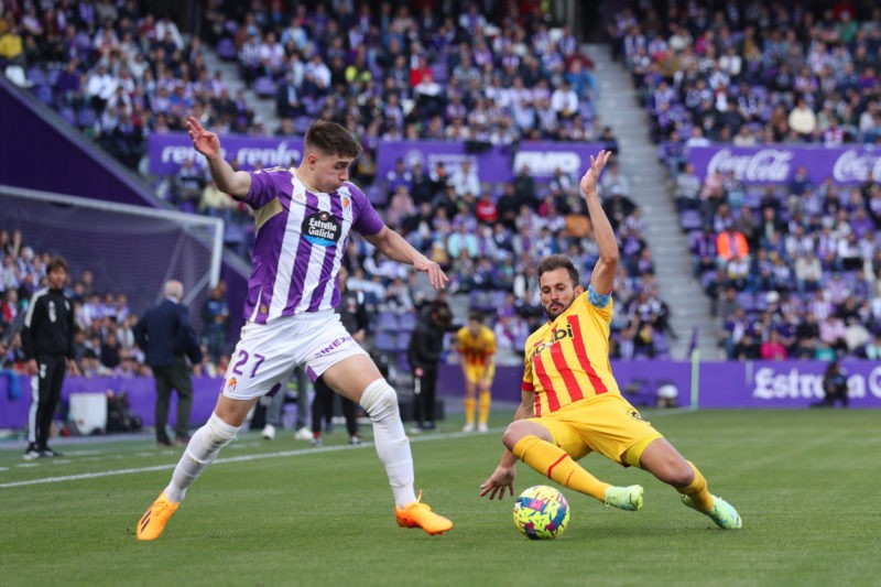 VALLADOLID, SPAIN - APRIL 22: Ivan Fresneda of Real Valladolid CF battles for possession with Cristhian Stuani of Girona FC during the LaLiga Santander match between Real Valladolid CF and Girona FC at Estadio Municipal Jose Zorrilla on April 22, 2023 in Valladolid, Spain. (Photo by Gonzalo Arroyo Moreno/Getty Images)