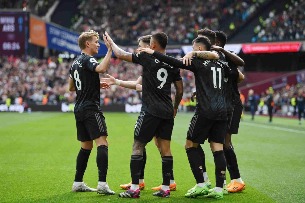 LONDON, ENGLAND - APRIL 16: Gabriel Jesus of Arsenal celebrates with teammates after scoring the team's first goal during the Premier League match between West Ham United and Arsenal FC at London Stadium on April 16, 2023 in London, England. (Photo by Justin Setterfield/Getty Images)