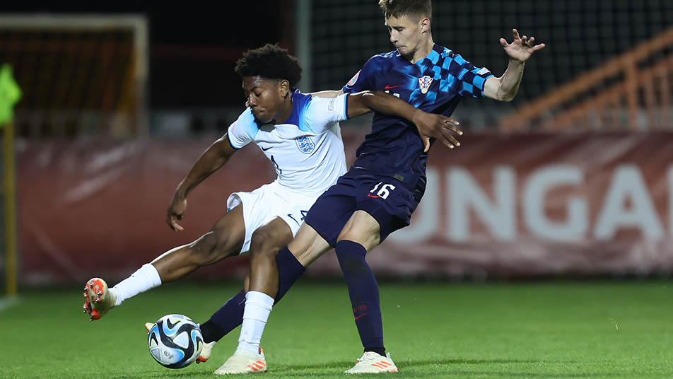 DEBRECEN, HUNGARY: Myles Lewis-Skelly of England and Marko Zebic of Croatia during the UEFA European Under-17 Championship 2022/23 Group D match between Croatia and England at Balmazújváros Városi Stadion on May 18, 2023. (Photo by Istvan Derencsenyi/UEFA)