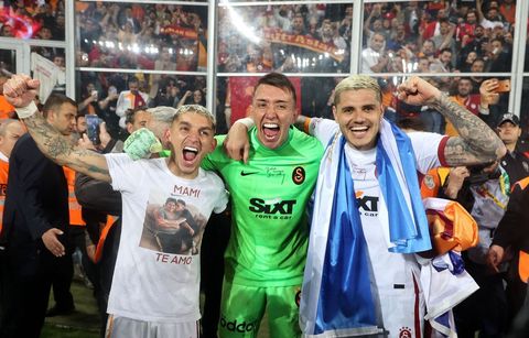 Torreira celebrating the Super Lig title (Photo via Torreira on Instagram)