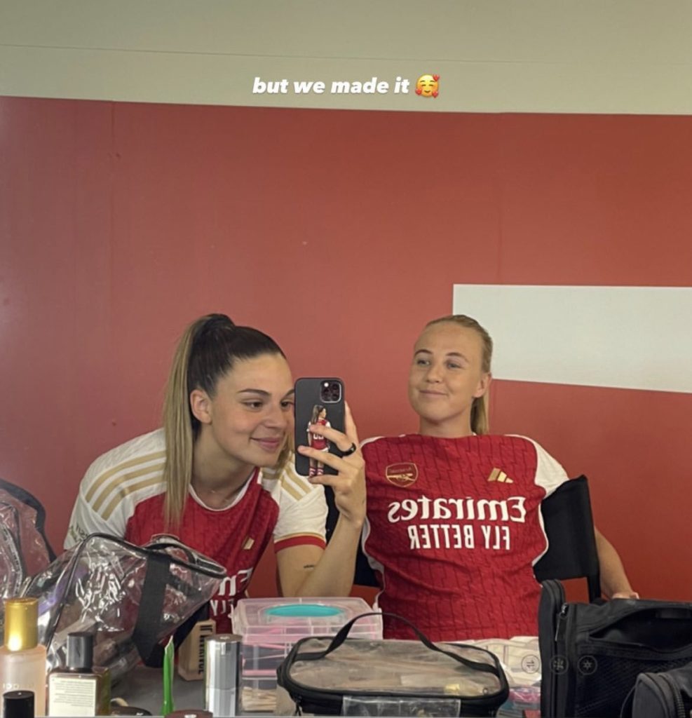 Gio Queiroz and Beth Mead take a photo in the new Arsenal home kit (Photo via Queiroz on Instagram)