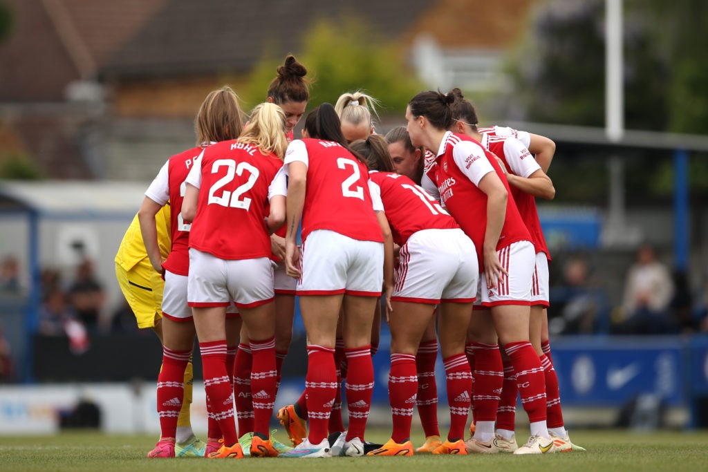 KINGSTON UPON THAMES, ENGLAND - MAY 21: Players of Arsenal form a team huddle prior to the FA Women's Super League match between Chelsea and Arsenal at Kingsmeadow on May 21, 2023 in Kingston upon Thames, England. (Photo by Steve Bardens/Getty Images)