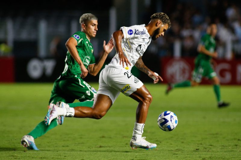 Audax Italiano's midfielder Matias Sepulveda (L) and Santos' defender Nathan vie for the ball during the Copa Sudamericana group stage first leg football match between Santos and Audax Italiano at the Urbano Caldeira stadium in Santos, Brazil, on April 20, 2023.  (Photo by MIGUEL SCHINCARIOL/AFP via Getty Images)