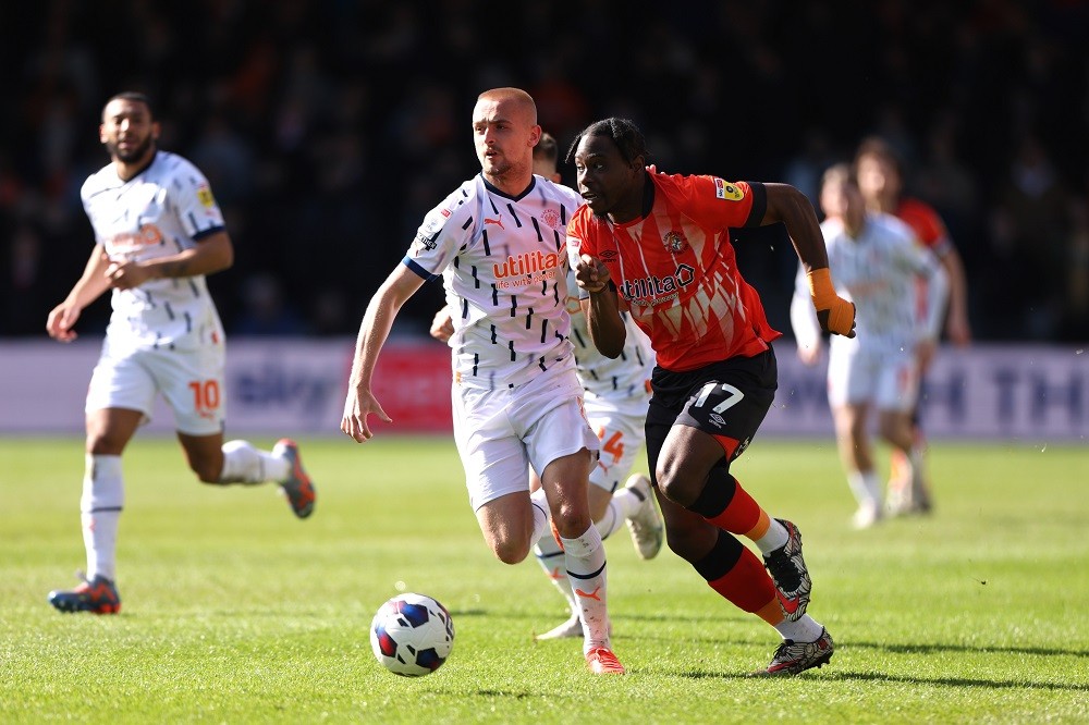 LUTON, ENGLAND: Pelly Ruddock Mpanzu of Luton Town runs with the ball during the Sky Bet Championship between Luton Town and Blackpool at Kenilworth Road on April 10, 2023. (Photo by Alex Pantling/Getty Images)